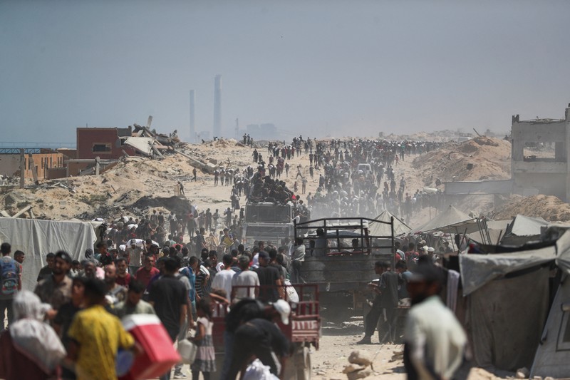 Warga Palestina berkumpul saat mencari bantuan yang masuk ke Gaza melalui Israel, di Beit Lahia, Jalur Gaza utara, 27 Juli 2025. (REUTERS/Mahmoud Issa)