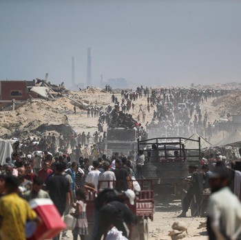 Pilu, Potret 'Laut' Manusia Lapar Serbu Truk Bantuan saat Masuk Gaza