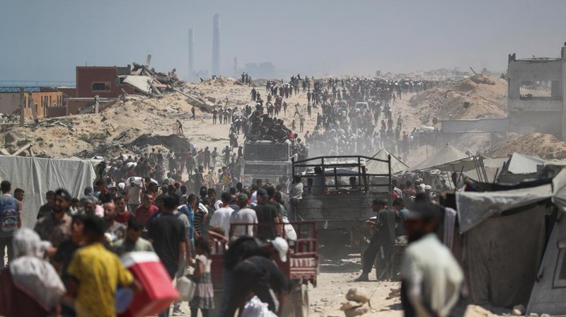 Warga Palestina berkumpul saat mencari bantuan yang masuk ke Gaza melalui Israel, di Beit Lahia, Jalur Gaza utara, 27 Juli 2025. (REUTERS/Mahmoud Issa)