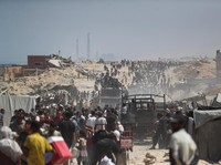 Pilu, Potret 'Laut' Manusia Lapar Serbu Truk Bantuan saat Masuk Gaza