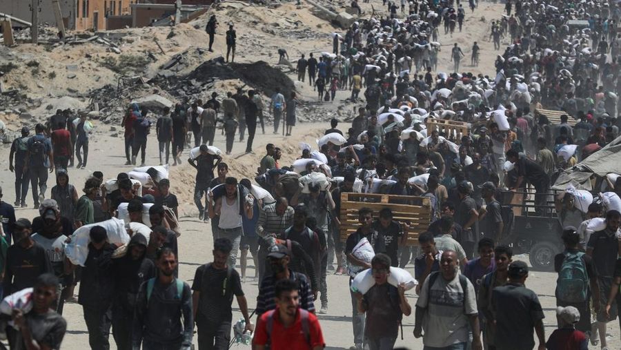 Warga Palestina berkumpul saat mencari bantuan yang masuk ke Gaza melalui Israel, di Beit Lahia, Jalur Gaza utara, 27 Juli 2025. (REUTERS/Mahmoud Issa)