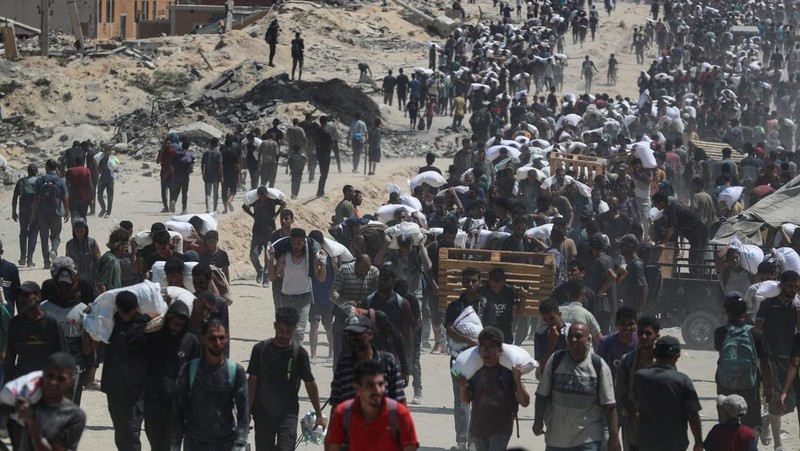 Warga Palestina berkumpul saat mencari bantuan yang masuk ke Gaza melalui Israel, di Beit Lahia, Jalur Gaza utara, 27 Juli 2025. (REUTERS/Mahmoud Issa)