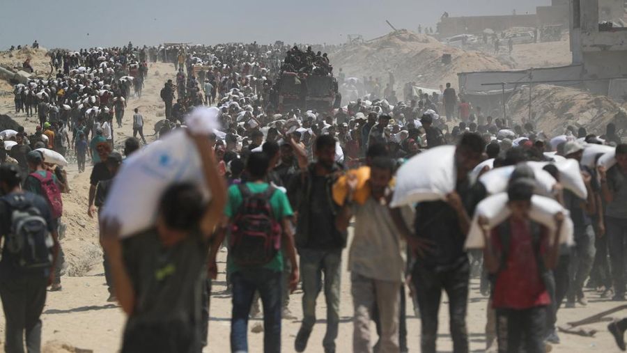 Warga Palestina berkumpul saat mencari bantuan yang masuk ke Gaza melalui Israel, di Beit Lahia, Jalur Gaza utara, 27 Juli 2025. (REUTERS/Mahmoud Issa)