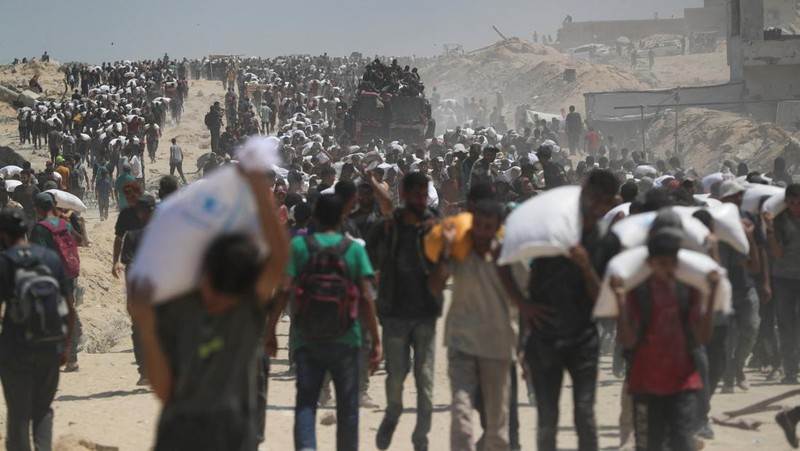 Warga Palestina berkumpul saat mencari bantuan yang masuk ke Gaza melalui Israel, di Beit Lahia, Jalur Gaza utara, 27 Juli 2025. (REUTERS/Mahmoud Issa)