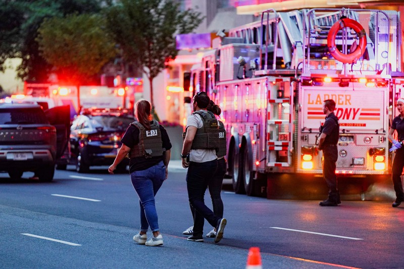 Anggota media berjalan melewati kendaraan layanan darurat di dekat lokasi kejadian penembakan yang dilaporkan di wilayah Manhattan, New York City, AS, 28 Juli 2025. Anggota media berjalan melewati kendaraan layanan darurat di dekat lokasi kejadian penembakan yang dilaporkan di wilayah Manhattan, New York City, AS, 28 Juli 2025. (REUTERS/Bing Guan)