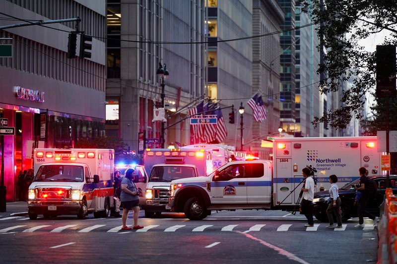 Anggota media berjalan melewati kendaraan layanan darurat di dekat lokasi kejadian penembakan yang dilaporkan di wilayah Manhattan, New York City, AS, 28 Juli 2025. Anggota media berjalan melewati kendaraan layanan darurat di dekat lokasi kejadian penembakan yang dilaporkan di wilayah Manhattan, New York City, AS, 28 Juli 2025. (REUTERS/Bing Guan)
