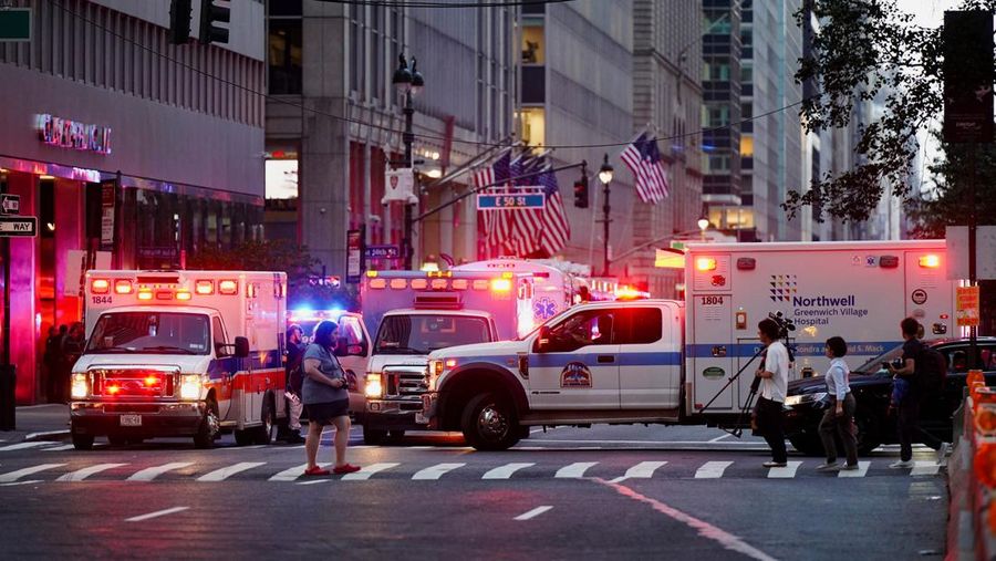 Anggota media berjalan melewati kendaraan layanan darurat di dekat lokasi kejadian penembakan yang dilaporkan di wilayah Manhattan, New York City, AS, 28 Juli 2025. (REUTERS/Bing Guan)