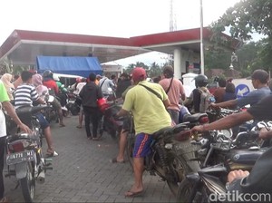 Krisis BBM Jember Meluas hingga Lumajang, Antrean di SPBU Mengular
