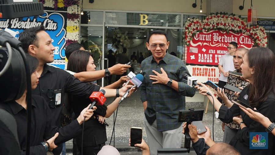 Menteri Keuangan Sri Mulyani di Rumah Duka Sentosa tempat mantan Menteri Koordinator Bidang Perekonomian, Kwik Kian Gie disemayamkan, RSPAD Gatot Subroto, Jakarta Pusat, Selasa (29/7/2025). (CNBC Indonesia/Muhammad Sabki)