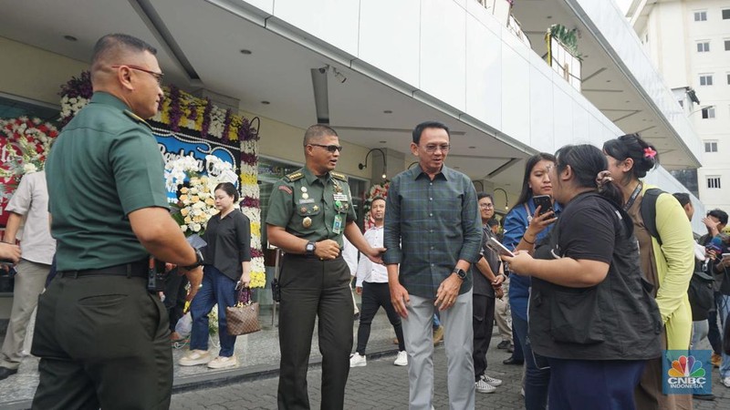 Menteri Keuangan Sri Mulyani di Rumah Duka Sentosa tempat mantan Menteri Koordinator Bidang Perekonomian, Kwik Kian Gie disemayamkan, RSPAD Gatot Subroto, Jakarta Pusat, Selasa (29/7/2025). (CNBC Indonesia/Muhammad Sabki)