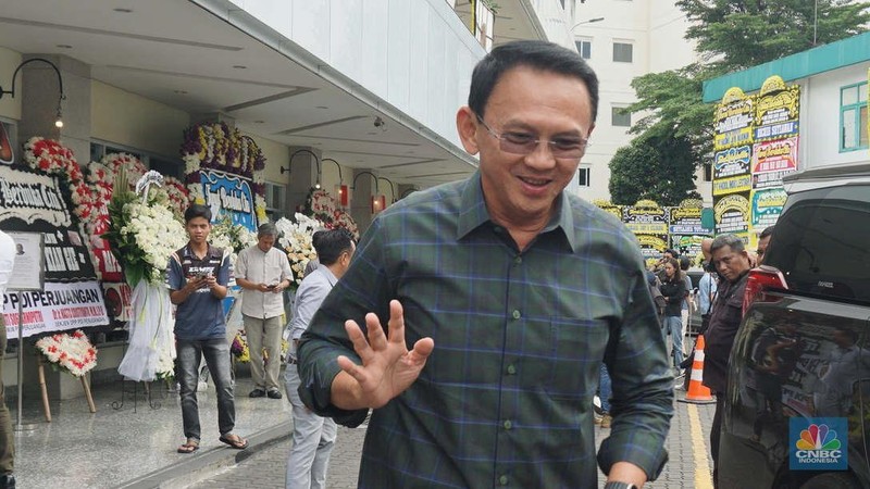 Menteri Keuangan Sri Mulyani di Rumah Duka Sentosa tempat mantan Menteri Koordinator Bidang Perekonomian, Kwik Kian Gie disemayamkan, RSPAD Gatot Subroto, Jakarta Pusat, Selasa (29/7/2025). (CNBC Indonesia/Muhammad Sabki)