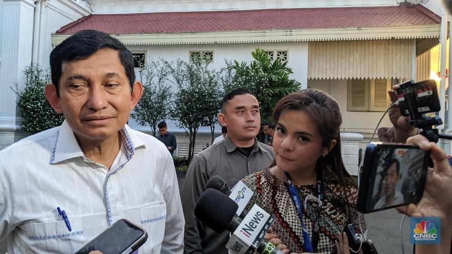 Direktur Utama MIND ID Maroef Sjamsoeddin, dan Komisaris Utama/Independen MIND ID Fuad Bawazier di Istana Negara, Selasa (29/7/2025). (CNBC Indonesia/Emir Yanwardhana)