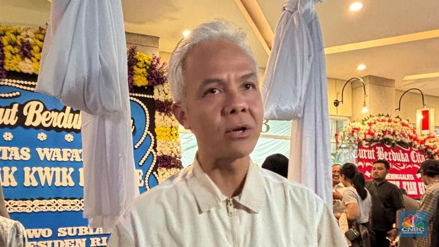 Ganjar Pranowo di Rumah Duka Sentosa tempat mantan Menteri Koordinator Bidang Perekonomian, Kwik Kian Gie disemayamkan, RSPAD Gatot Subroto, Jakarta Pusat, Selasa (29/7/2025). (CNBC Indonesia/Zahwa)