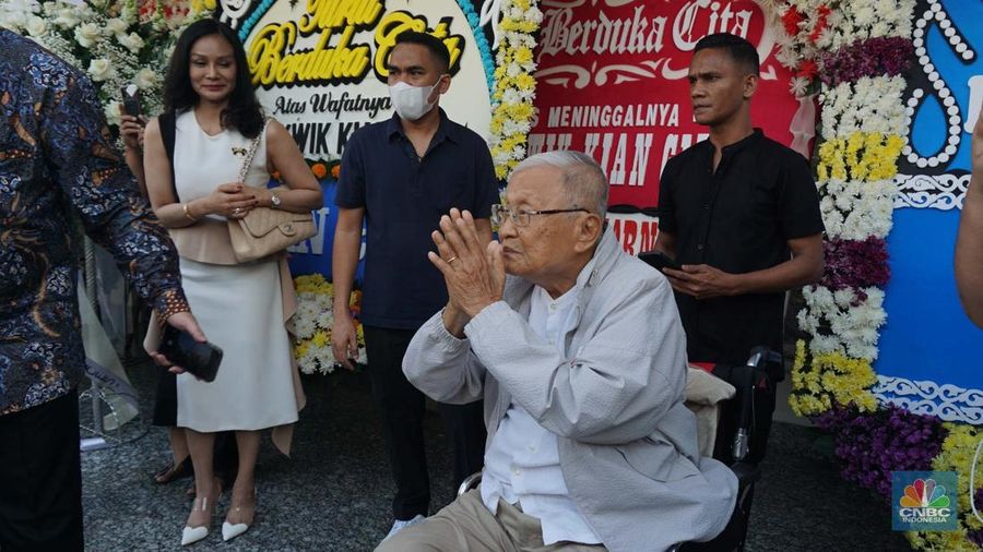 Menteri Keuangan Sri Mulyani di Rumah Duka Sentosa tempat mantan Menteri Koordinator Bidang Perekonomian, Kwik Kian Gie disemayamkan, RSPAD Gatot Subroto, Jakarta Pusat, Selasa (29/7/2025). (CNBC Indonesia/Muhammad Sabki)