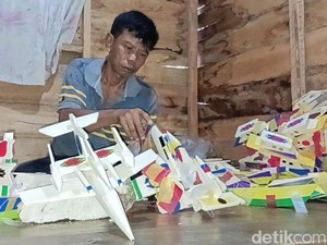 Sulap Gabus Jadi Miniatur Kapal, Pria di Palembang Raup Cuan Jelang Agustusan