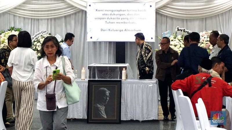 Kerabat dan sanak keluarga saat melihat jenazah ekonom senior sekaligus mantan Menko bidang Ekonomi, Keuangan, dan Industri, Kwik Kian Gie, disemayamkan di Rumah Duka Sentosa, Kompleks RSPAD Gatot Subroto, Jakarta, Selasa (29/7/2025). (CNBC Indonesia/ MUhammad Sabki)