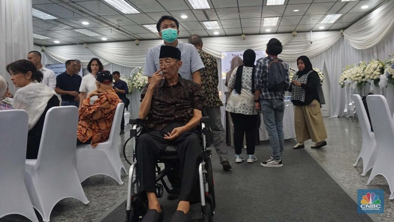 Kerabat dan sanak keluarga saat melihat jenazah ekonom senior sekaligus mantan Menko bidang Ekonomi, Keuangan, dan Industri, Kwik Kian Gie, disemayamkan di Rumah Duka Sentosa, Kompleks RSPAD Gatot Subroto, Jakarta, Selasa (29/7/2025). (CNBC Indonesia/ MUhammad Sabki)