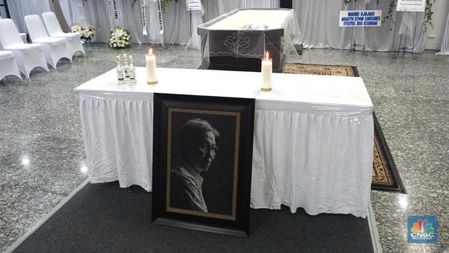 Jenazah Kwik Kian Gie Tiba di Rumah Duka untuk Disemayamkan