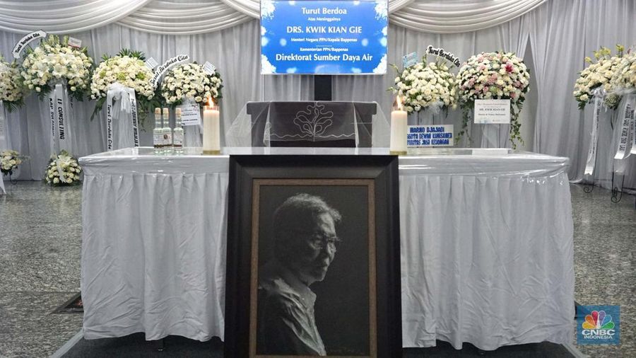 Kerabat dan sanak keluarga saat melihat jenazah ekonom senior sekaligus mantan Menko bidang Ekonomi, Keuangan, dan Industri, Kwik Kian Gie, disemayamkan di Rumah Duka Sentosa, Kompleks RSPAD Gatot Subroto, Jakarta, Selasa (29/7/2025). (CNBC Indonesia/ MUhammad Sabki)