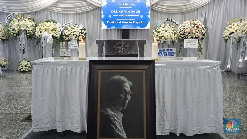 Kerabat dan sanak keluarga saat melihat jenazah ekonom senior sekaligus mantan Menko bidang Ekonomi, Keuangan, dan Industri, Kwik Kian Gie, disemayamkan di Rumah Duka Sentosa, Kompleks RSPAD Gatot Subroto, Jakarta, Selasa (29/7/2025). (CNBC Indonesia/ MUhammad Sabki)