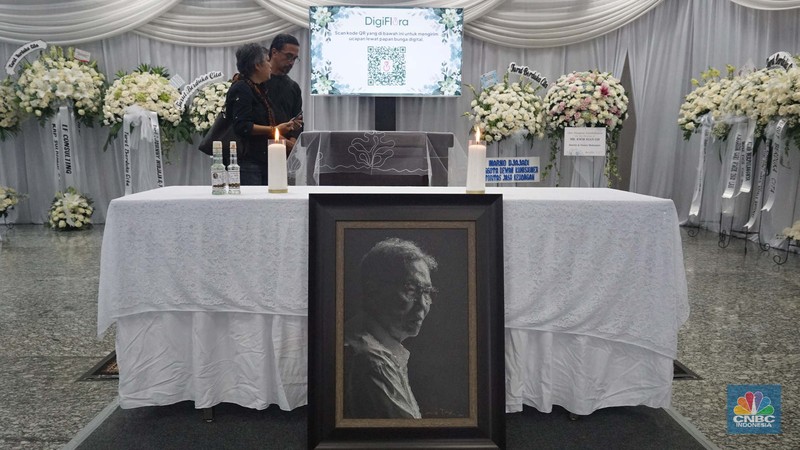 Kerabat dan sanak keluarga saat melihat jenazah ekonom senior sekaligus mantan Menko bidang Ekonomi, Keuangan, dan Industri, Kwik Kian Gie, disemayamkan di Rumah Duka Sentosa, Kompleks RSPAD Gatot Subroto, Jakarta, Selasa (29/7/2025). (CNBC Indonesia/ MUhammad Sabki)