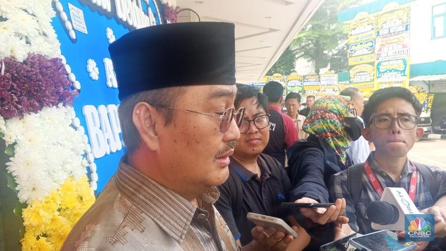 Ketua Umum Ikatan Cendekiawan Muslim Indonesia, Jimly Asshiddiqie tiba di Rumah Duka Sentosa tempat mantan Menteri Koordinator Bidang Perekonomian, Kwik Kian Gie disemayamkan, RSPAD Gatot Subroto, Jakarta Pusat, Selasa (29/7/2025). (CNBC Indonesia/Robertus Andrianto)