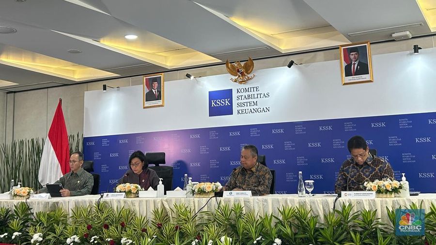 (Kiri-kanan) Ketua Dewan Komisioner Otoritas Jasa Keuangan, Mahendra Siregar, Menteri Keuangan Sri Mulyani Indrawati, Gubernur Bank Indonesia, Perry Warjiyo, dan Ketua Dewan Komisioner Lembaga Penjamin Simpanan (LPS) Purbaya Yudhi Sadewa dalam konferensi Pers Komite Stabilitas Sistem Keuangan (KSSK) di Jakarta, Senin (28/7/2025). (CNBC Indonesia/Zefanya Aprilia)