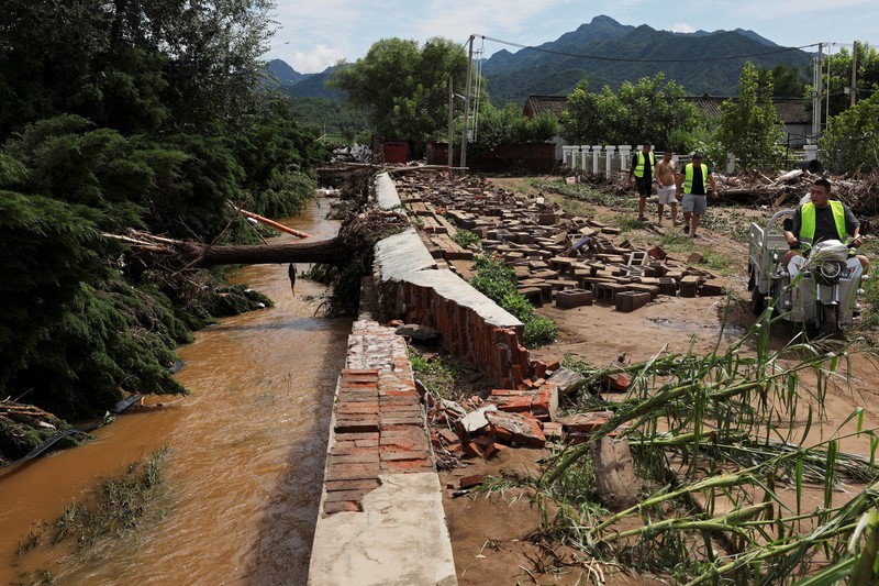 Kondisi banjir usai hujan deras di distrik Miyun, Beijing, China, Selasa (29/7/2025). (REUTERS/Florence Lo)