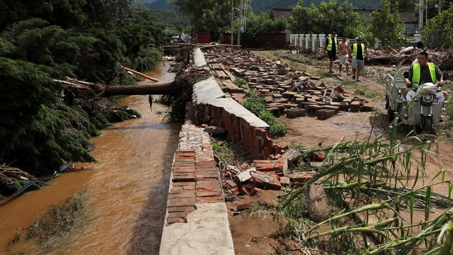 Kondisi banjir usai hujan deras di distrik Miyun, Beijing, China, Selasa (29/7/2025). (REUTERS/Florence Lo)