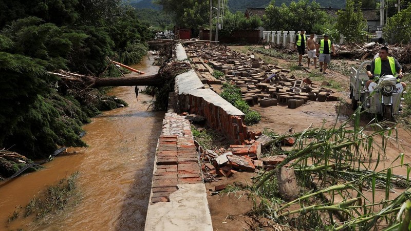 Kondisi banjir usai hujan deras di distrik Miyun, Beijing, China, Selasa (29/7/2025). (REUTERS/Florence Lo)