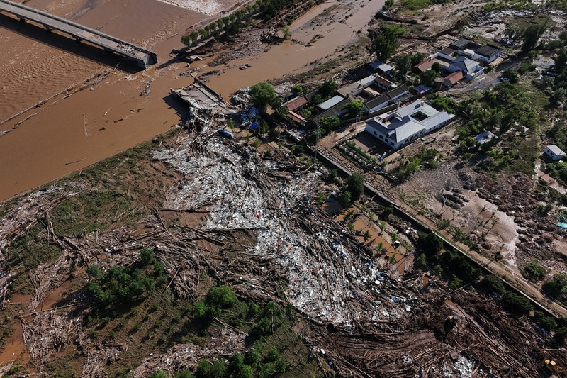 Kondisi banjir usai hujan deras di distrik Miyun, Beijing, China, Selasa (29/7/2025). (REUTERS/Florence Lo)