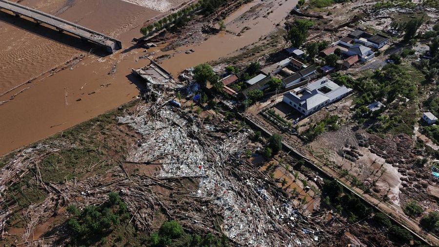 Kondisi banjir usai hujan deras di distrik Miyun, Beijing, China, Selasa (29/7/2025). (REUTERS/Florence Lo)