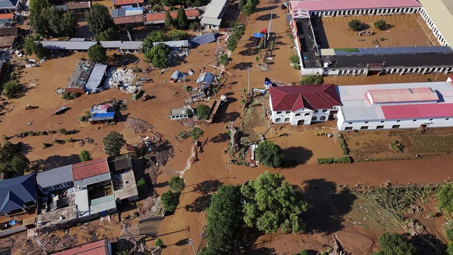 Kondisi banjir usai hujan deras di distrik Miyun, Beijing, China, Selasa (29/7/2025). (REUTERS/Florence Lo)