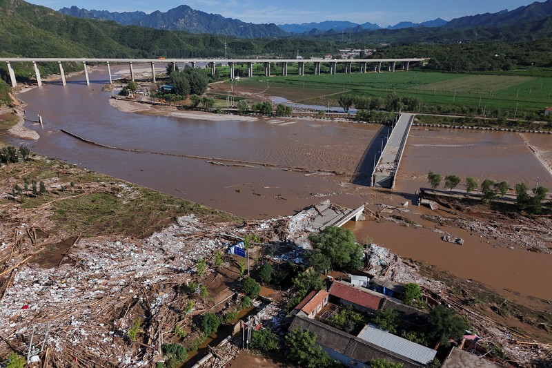 Kondisi banjir usai hujan deras di distrik Miyun, Beijing, China, Selasa (29/7/2025). (REUTERS/Florence Lo)
