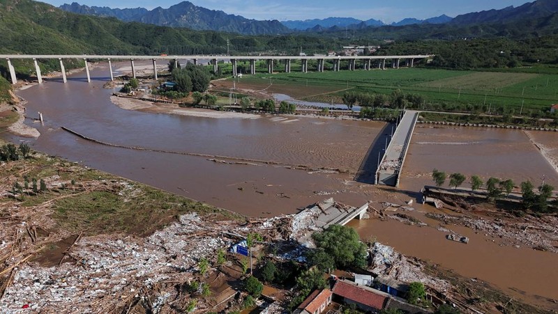 Kondisi banjir usai hujan deras di distrik Miyun, Beijing, China, Selasa (29/7/2025). (REUTERS/Florence Lo)