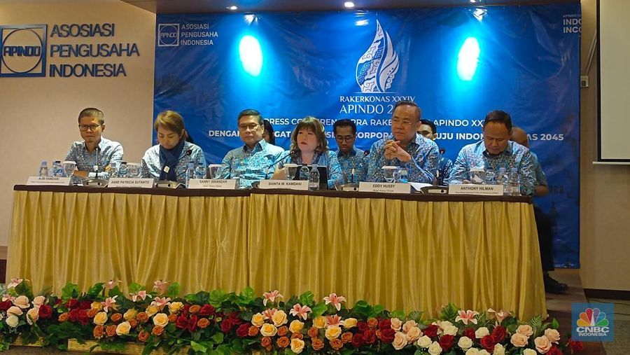 Konferensi pers terkait Rakerkornas Apindo ke-34 di kantor DPP Apindo, Jakarta, Selasa (29/7/2025). (CNBC Indonesia/Martyasari Rizky)