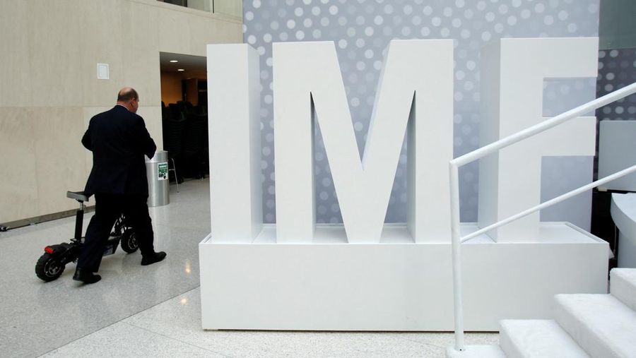 Logo Dana Moneter Internasional (IMF). (REUTERS/Yuri Gripas/File Photo)