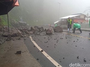 Tebing Longsor di Jalur Piket Nol, Akses Lumajang-Malang Lumpuh