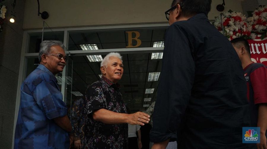 Menteri Keuangan Sri Mulyani di Rumah Duka Sentosa tempat mantan Menteri Koordinator Bidang Perekonomian, Kwik Kian Gie disemayamkan, RSPAD Gatot Subroto, Jakarta Pusat, Selasa (29/7/2025). (CNBC Indonesia/Muhammad Sabki)