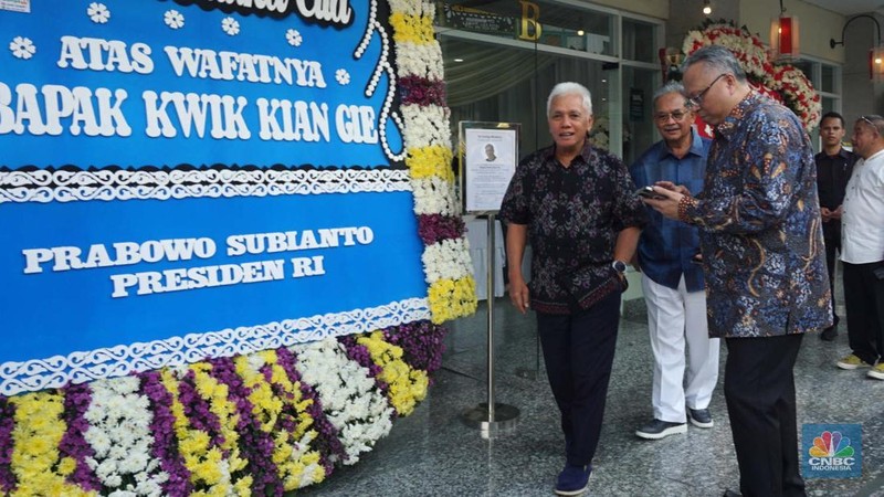 Menteri Keuangan Sri Mulyani di Rumah Duka Sentosa tempat mantan Menteri Koordinator Bidang Perekonomian, Kwik Kian Gie disemayamkan, RSPAD Gatot Subroto, Jakarta Pusat, Selasa (29/7/2025). (CNBC Indonesia/Muhammad Sabki)