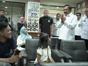 Menteri Imipas Sapa Warga di Kantor Imigrasi Malang: Ada Pungutan Liar?