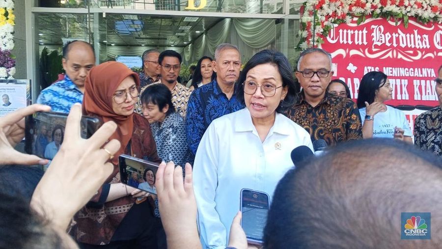 Menteri Keuangan, Sri Mulyani di Rumah Duka Sentosa tempat mantan Menteri Koordinator Bidang Perekonomian, Kwik Kian Gie disemayamkan, RSPAD Gatot Subroto, Jakarta Pusat, Selasa (29/7/2025). (CNBC Indonesia/Zahwa)