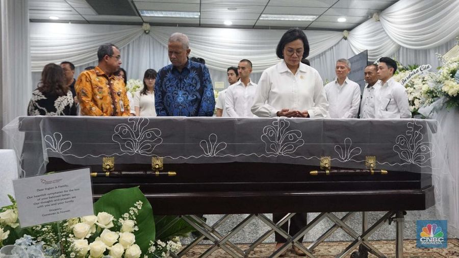 Menteri Keuangan Sri Mulyani di Rumah Duka Sentosa tempat mantan Menteri Koordinator Bidang Perekonomian, Kwik Kian Gie disemayamkan, RSPAD Gatot Subroto, Jakarta Pusat, Selasa (29/7/2025). (CNBC Indonesia/Muhammad Sabki)