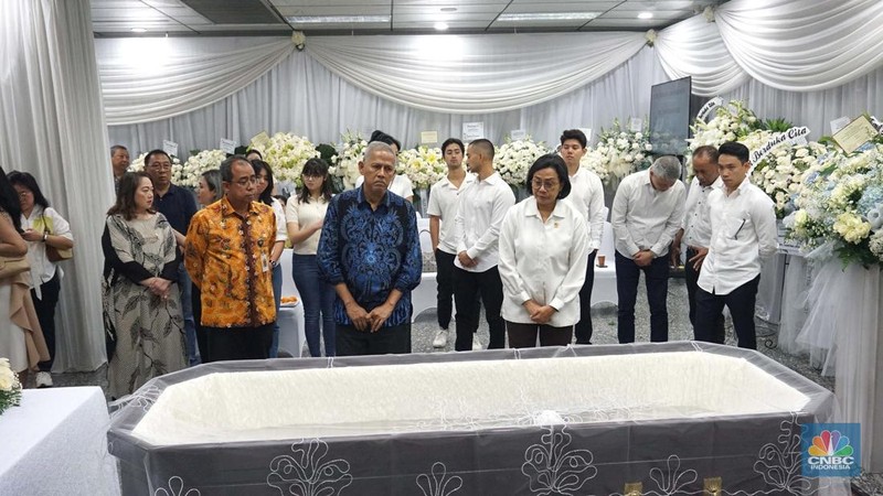 Menteri Keuangan Sri Mulyani di Rumah Duka Sentosa tempat mantan Menteri Koordinator Bidang Perekonomian, Kwik Kian Gie disemayamkan, RSPAD Gatot Subroto, Jakarta Pusat, Selasa (29/7/2025). (CNBC Indonesia/Muhammad Sabki)