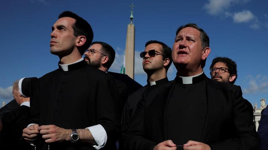 Pastor ganteng. (REUTERS/Marko Djurica)