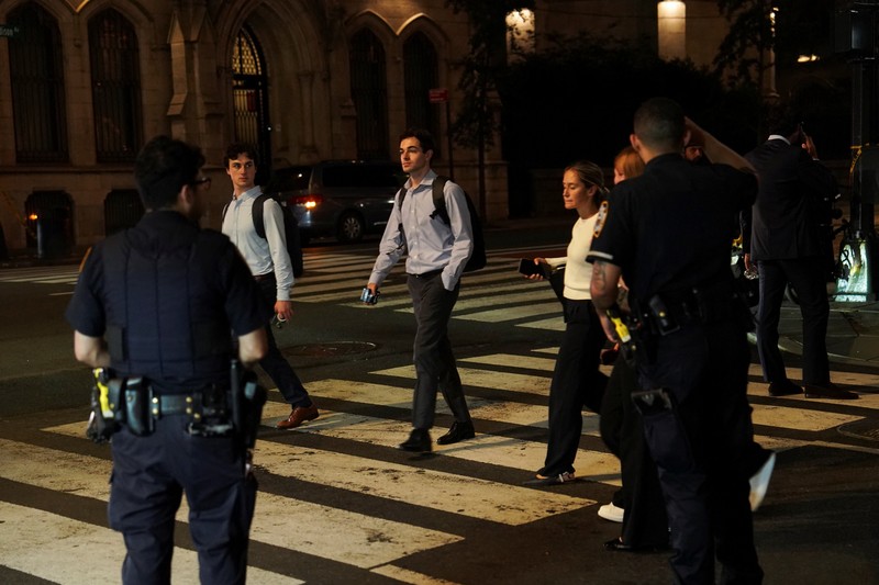 Anggota media berjalan melewati kendaraan layanan darurat di dekat lokasi kejadian penembakan yang dilaporkan di wilayah Manhattan, New York City, AS, 28 Juli 2025. Anggota media berjalan melewati kendaraan layanan darurat di dekat lokasi kejadian penembakan yang dilaporkan di wilayah Manhattan, New York City, AS, 28 Juli 2025. (REUTERS/Bing Guan)