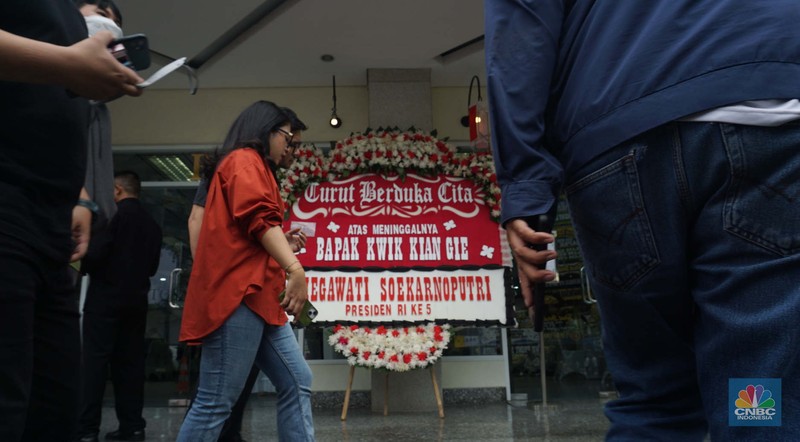 Pekerja membawa karangan bunga di Rumah Duka Sentosa tempat mantan Menteri Koordinator Bidang Perekonomian, Kwik Kian Gie disemayamkan, RSPAD Gatot Subroto, Jakarta Pusat, Selasa (29/7/2025). Pekerja membawa karangan bunga di Rumah Duka Sentosa tempat mantan Menteri Koordinator Bidang Perekonomian, Kwik Kian Gie disemayamkan, RSPAD Gatot Subroto, Jakarta Pusat, Selasa (29/7/2025). (CNBC Indonesia/Muhammad Sabki)