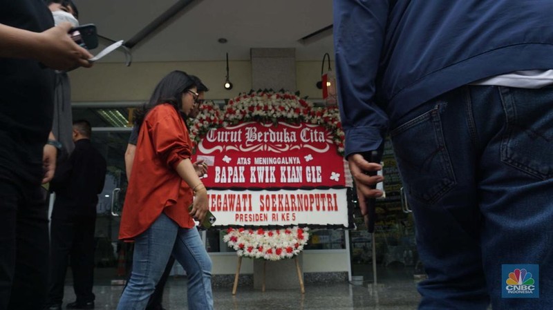 Pekerja membawa karangan bunga di Rumah Duka Sentosa tempat mantan Menteri Koordinator Bidang Perekonomian, Kwik Kian Gie disemayamkan, RSPAD Gatot Subroto, Jakarta Pusat, Selasa (29/7/2025). (CNBC Indonesia/Muhammad Sabki)