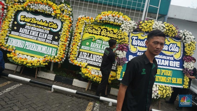 Pekerja membawa karangan bunga di Rumah Duka Sentosa tempat mantan Menteri Koordinator Bidang Perekonomian, Kwik Kian Gie disemayamkan, RSPAD Gatot Subroto, Jakarta Pusat, Selasa (29/7/2025). (CNBC Indonesia/Muhammad Sabki)