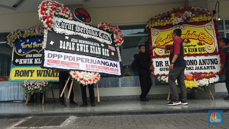 Pekerja membawa karangan bunga di Rumah Duka Sentosa tempat mantan Menteri Koordinator Bidang Perekonomian, Kwik Kian Gie disemayamkan, RSPAD Gatot Subroto, Jakarta Pusat, Selasa (29/7/2025). Pekerja membawa karangan bunga di Rumah Duka Sentosa tempat mantan Menteri Koordinator Bidang Perekonomian, Kwik Kian Gie disemayamkan, RSPAD Gatot Subroto, Jakarta Pusat, Selasa (29/7/2025). (CNBC Indonesia/Muhammad Sabki)